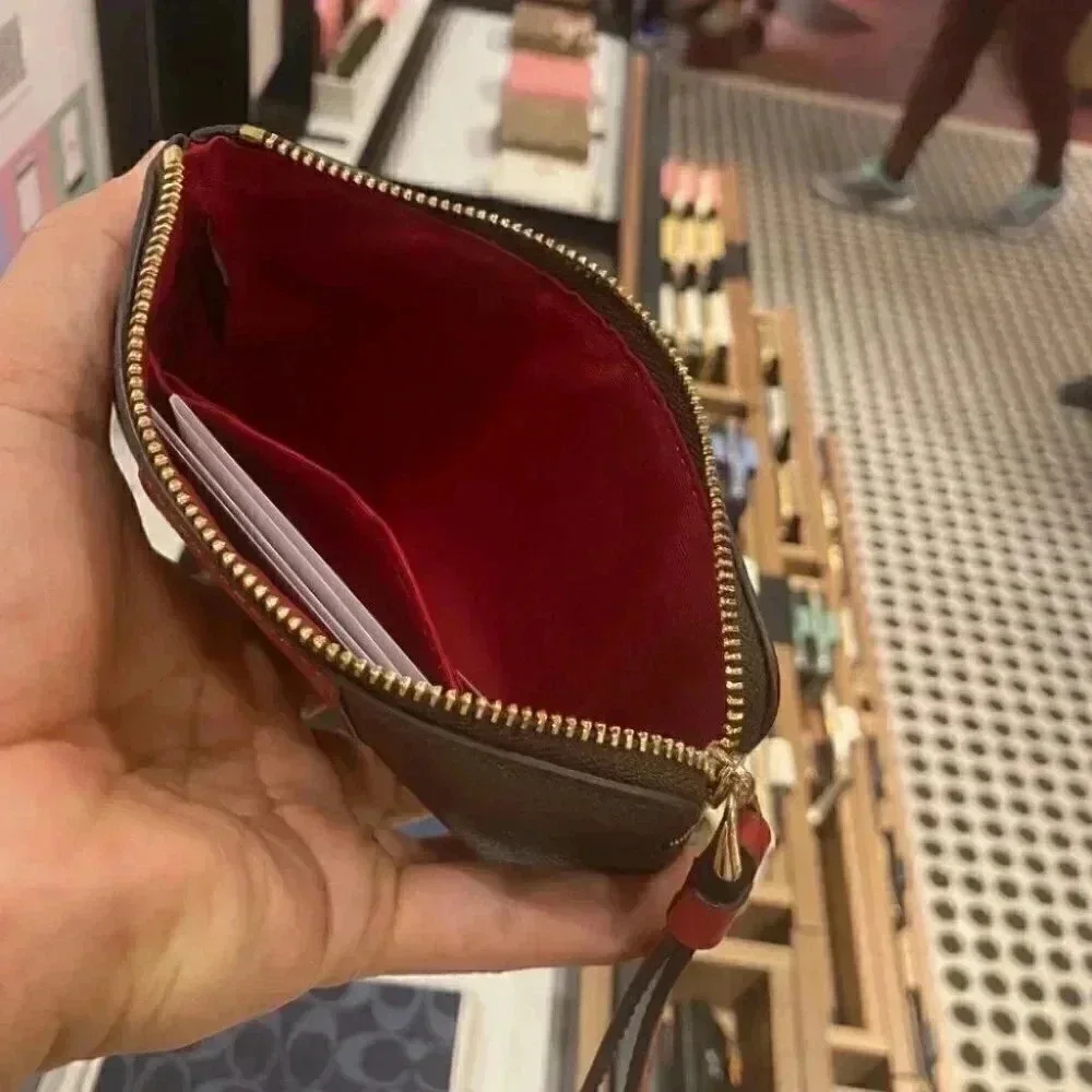 CORNER ZIP WRISTLET IN SIGNATURE CANVAS 58035 - Picture 7 of 9